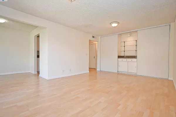 Walnut Creek, CA 94596,320 N Civic Dr #307