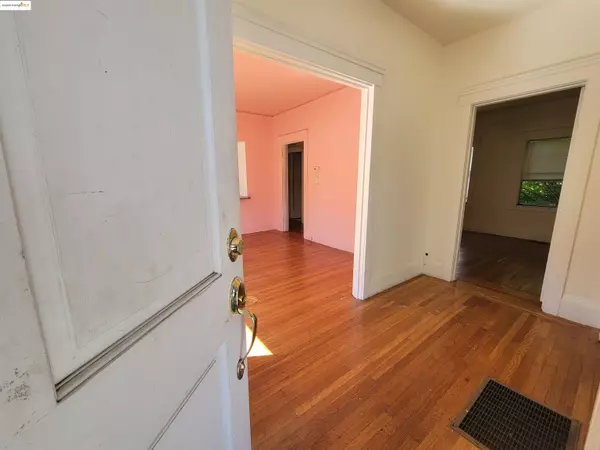 Oakland, CA 94606,2001 E 27Th St