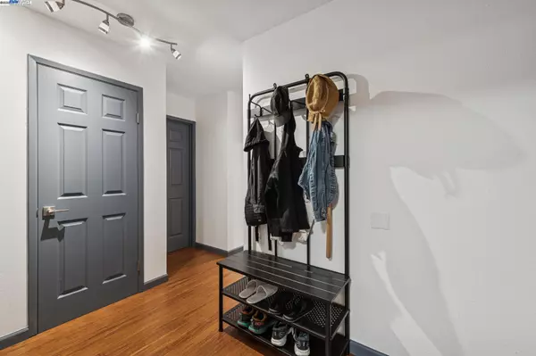 Alameda, CA 94501,1321 Webster St #D116