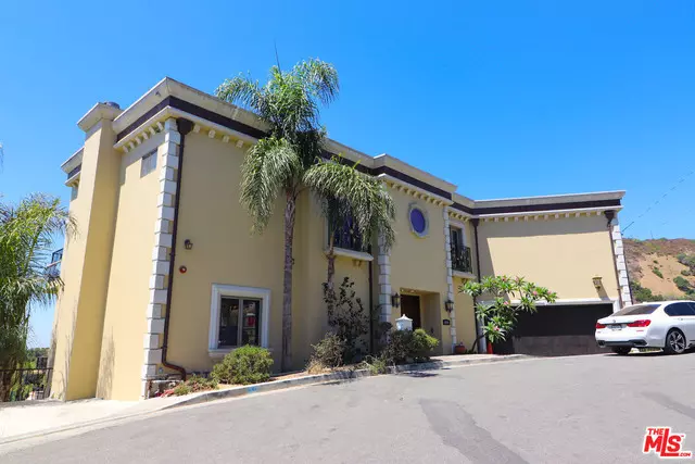 Los Angeles, CA 90068,6446 W Weidlake Drive