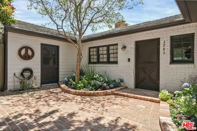 Studio City (los Angeles), CA 91604,3983 Sunswept Drive