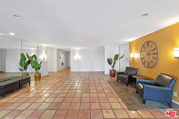 Los Angeles, CA 90046,7260 Hillside Avenue #207