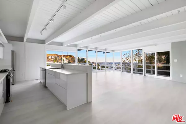 Los Angeles, CA 90069,1556 Viewsite Drive