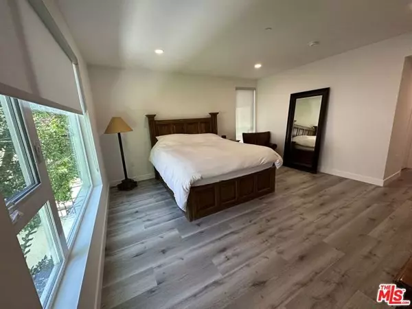 Sherman Oaks, CA 91423,4806 Sylmar Avenue #302