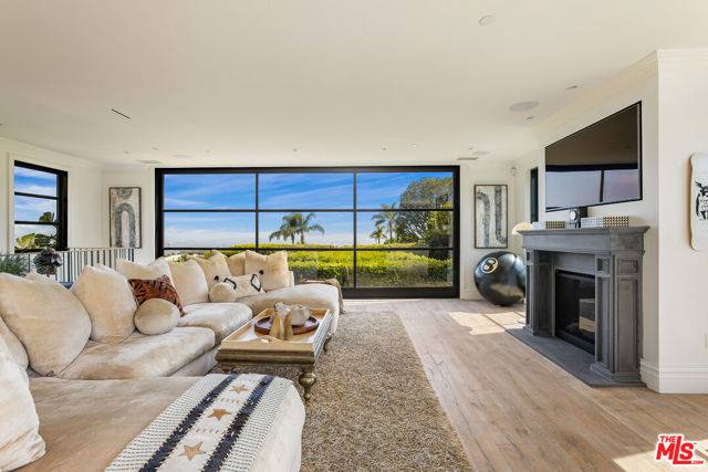 Los Angeles, CA 90069,1457 Blue Jay Way