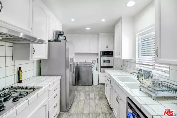 Woodland Hills (los Angeles), CA 91367,22148 Tiara Street