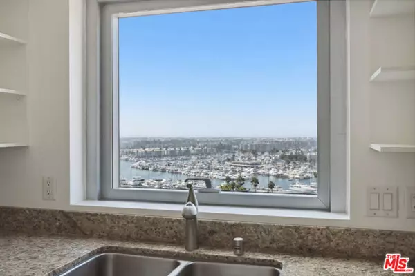 Marina Del Rey, CA 90292,13700 Marina Pointe Drive #1617