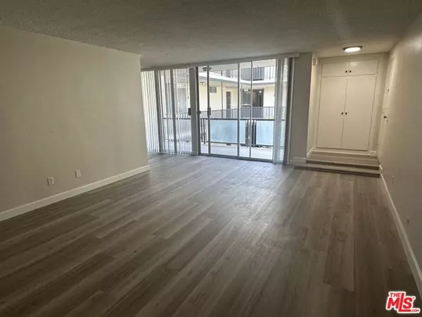 Glendale, CA 91207,950 N Louise Street #206