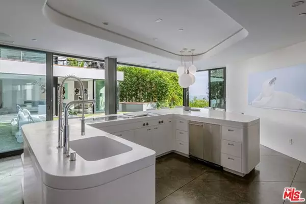 West Hollywood, CA 90069,9400 Flicker Way