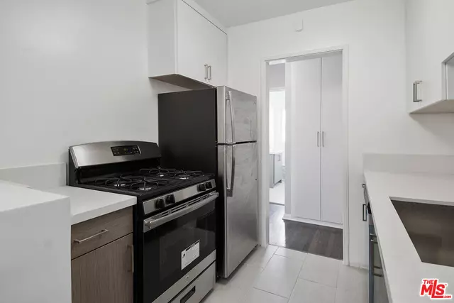 West Hollywood, CA 90069,8567 HOLLOWAY Drive #1