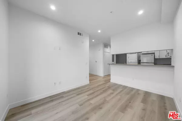 Los Angeles, CA 90038,5612 Lexington Avenue #202