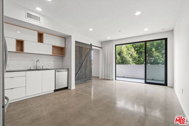 Los Angeles, CA 90066,4044 Redwood Avenue #204