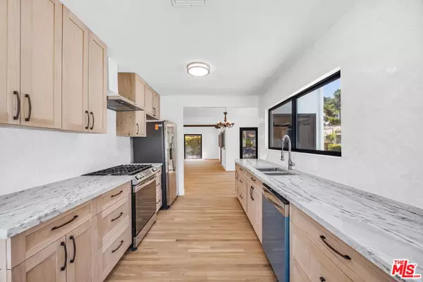 Los Angeles, CA 90068,2062 High Tower Drive