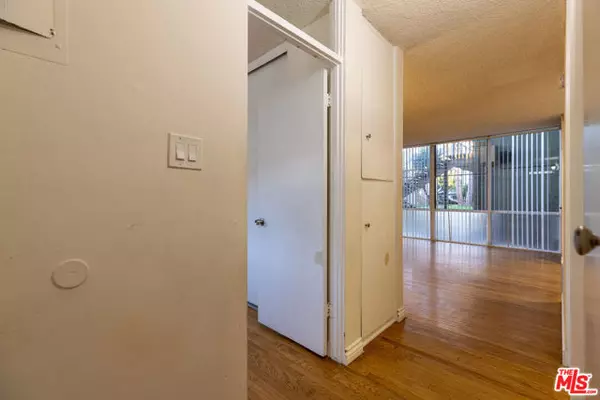 Los Angeles, CA 90034,11133 ROSE Avenue #21