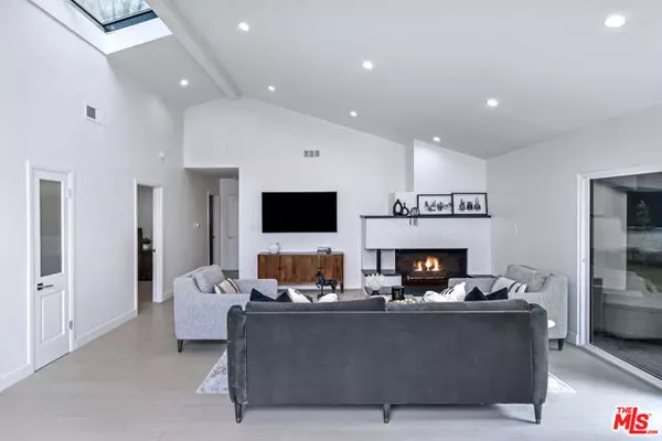 Encino (los Angeles), CA 91436,4512 Libbit Avenue