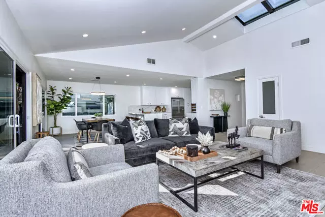 Encino (los Angeles), CA 91436,4512 Libbit Avenue