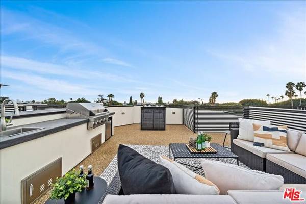 7305 N Eaton Place, Los Angeles, CA 90046