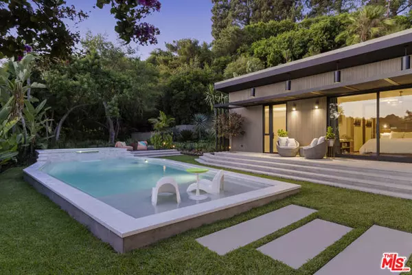 5637 Park Oak Place, Los Angeles, CA 90068