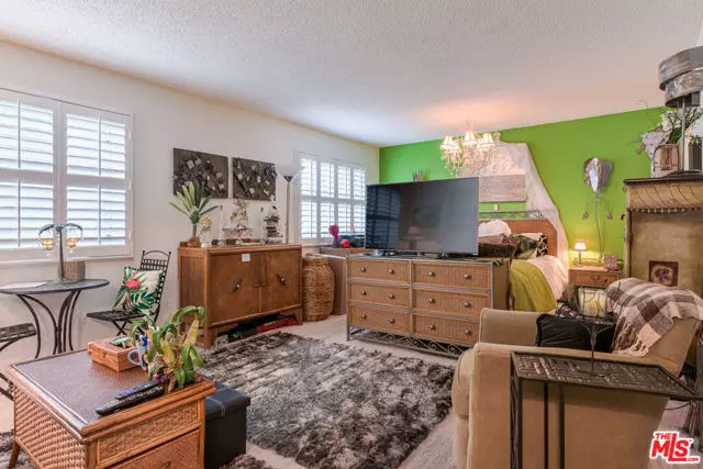 11813 Runnymede Street #14, North Hollywood (los Angeles), CA 91605