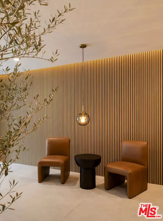 Los Angeles, CA 90068,3649 Regal Place #102