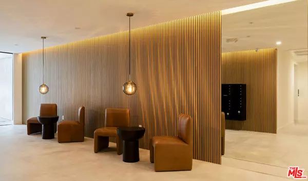 Los Angeles, CA 90068,3649 Regal Place #102