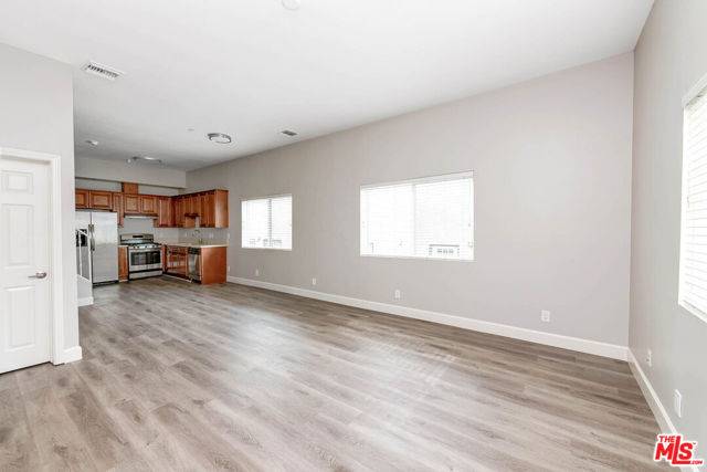 Van Nuys (los Angeles), CA 91411,14735 Friar Street #104