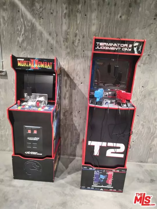 Woodland Hills (los Angeles), CA 91367,Address not disclosed