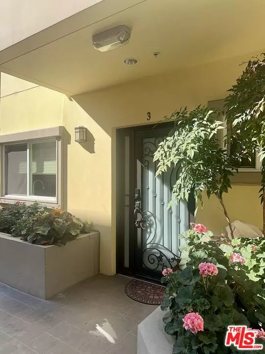 Glendale, CA 91202,413 Palm Drive #3