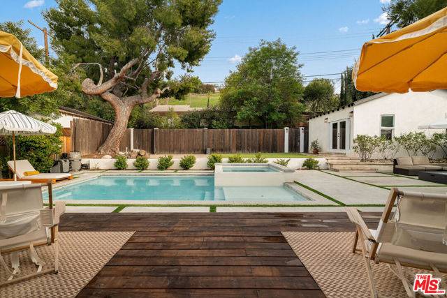 20212 Oxnard Street, Woodland Hills (los Angeles), CA 91367