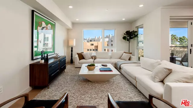 Los Angeles, CA 90049,505 Barrington #302