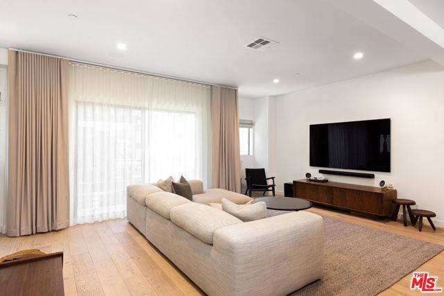 Los Angeles, CA 90038,1204 N Thomas Lane