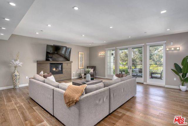 Los Angeles, CA 90049,441 S Barrington Avenue #210