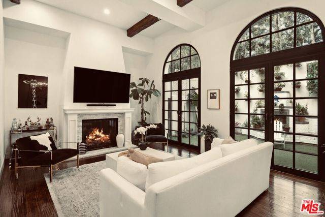 Los Angeles, CA 90049,11937 W Sunset Boulevard #7