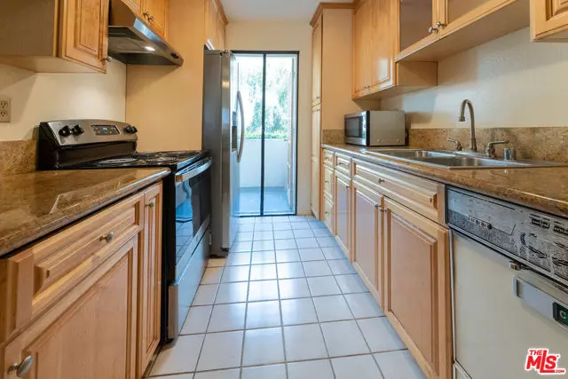 5330 Zelzah Avenue #4, Encino (los Angeles), CA 91316