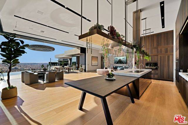Los Angeles, CA 90069,9330 Flicker Way