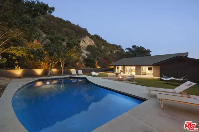 Los Angeles, CA 90069,9289 Swallow Drive