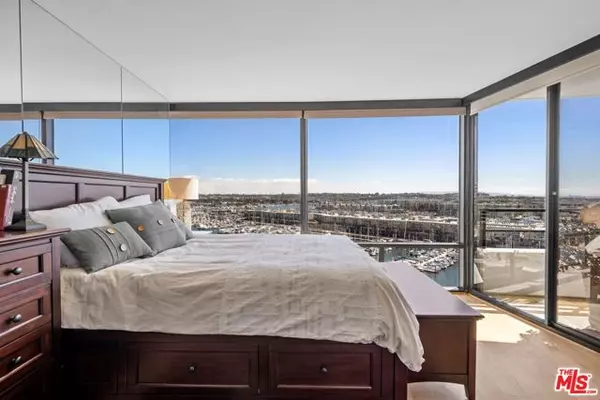 Marina Del Rey, CA 90292,4267 Marina City Drive #810
