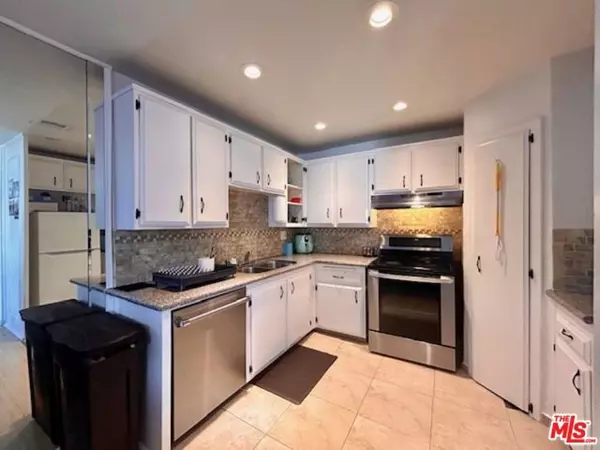 Tarzana (los Angeles), CA 91356,18555 Collins Street #C27