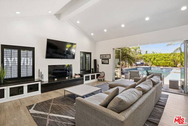 Encino (los Angeles), CA 91316,18141 Green Meadow Drive