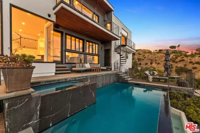 8425 Hillside Avenue, Los Angeles, CA 90069