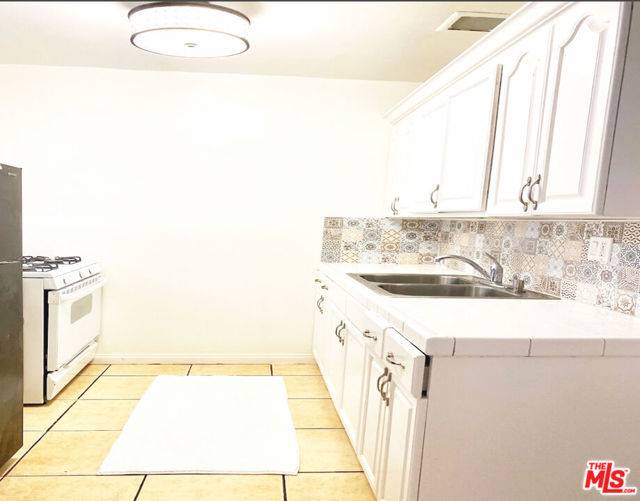 Los Angeles, CA 90020,4171 W 4th Street
