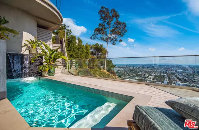 8572 Hillside Avenue, Los Angeles, CA 90069