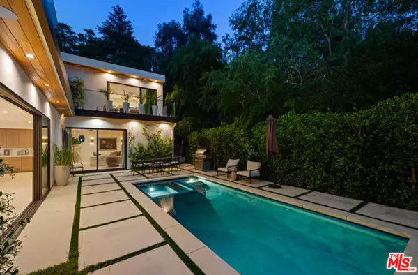 Los Angeles, CA 90046,1884 Laurel Canyon Road