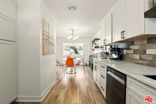 Tarzana (los Angeles), CA 91356,18547 Collins Street #B1