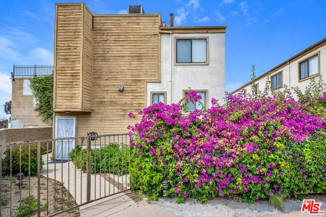 14715 Saticoy Street #17, Van Nuys (los Angeles), CA 91405