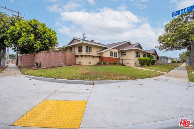 10725 S 8th Avenue, Inglewood, CA 90303