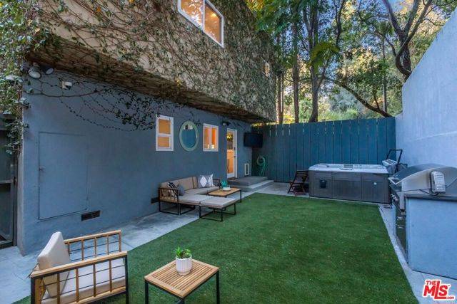 8590 Wonderland Avenue, Los Angeles, CA 90046