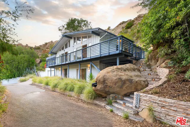 8657 Valley Flores Drive, West Hills (los Angeles), CA 91304