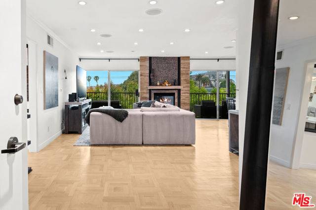 West Hollywood, CA 90069,949 N Kings Road #314