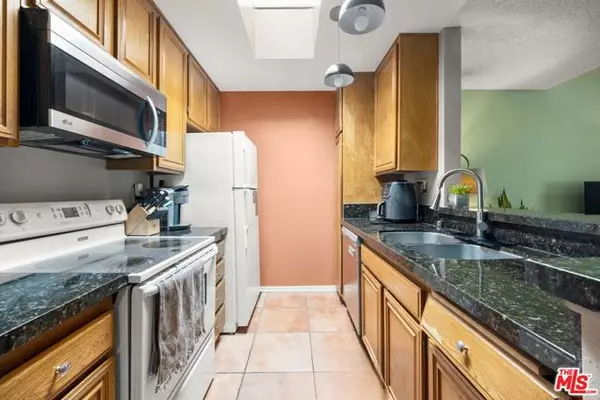 Los Angeles, CA 90042,898 Temple Terrace #324